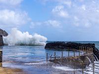 Wellen donnern gegen die Wand des Naturschwimmbeckens - Porto da Cruz